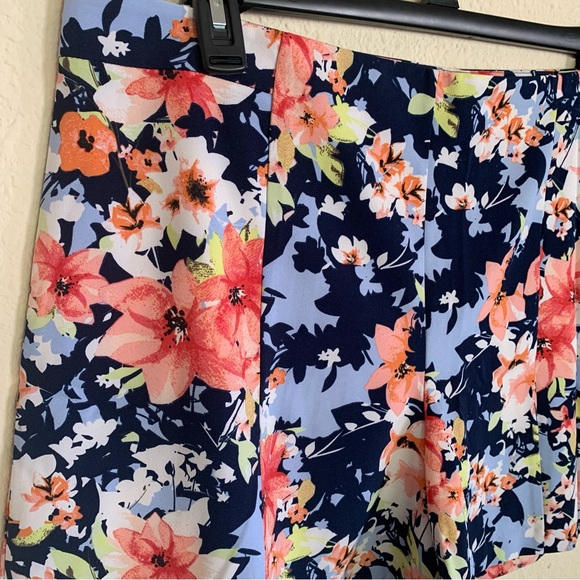NWOT New York & Company Floral Shorts - Picture 3 of 11